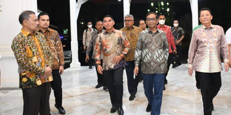Pj Gubernur Aceh Sambut Menko Polhukam dan Mendagri di Meuligoe