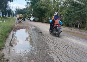 Jalan Rusak di Gampong Rumpet Aceh Besar Terancam Jatuh Korban