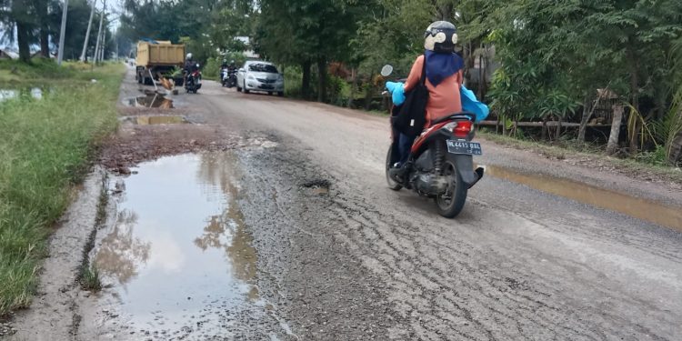 Jalan Rusak di Gampong Rumpet Aceh Besar Terancam Jatuh Korban