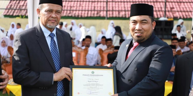 Pj Bupati Aceh Besar Terima Penghargaan dari Kemenag RI