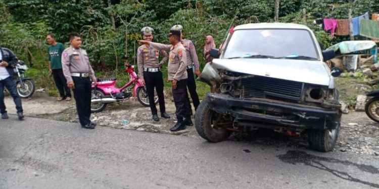 Diduga Rem Blong Isuzu Panther Tabrak Toyota Avanza