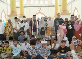 Sekda Bersilaturrahmi dengan Warga Gampong Geunteng Barat dan Santri Dayah Qaryatul Huda