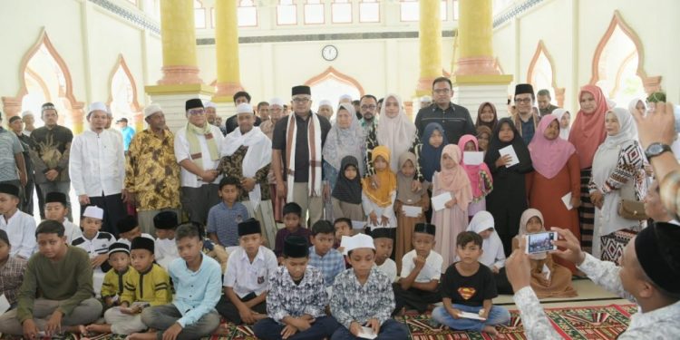 Sekda Bersilaturrahmi dengan Warga Gampong Geunteng Barat dan Santri Dayah Qaryatul Huda