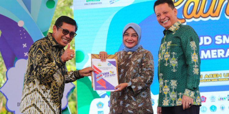 Kadisdik Paksa Kepala SMKN Penerbangan  Tanda Tangan Surat Penguduran Diri Tengah Malam