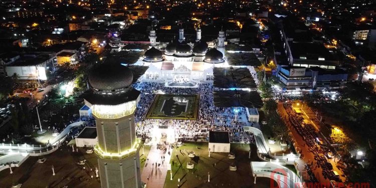Shalat Tarawih Malam Pertama  Masjid Raya Baiturrahman Membludak