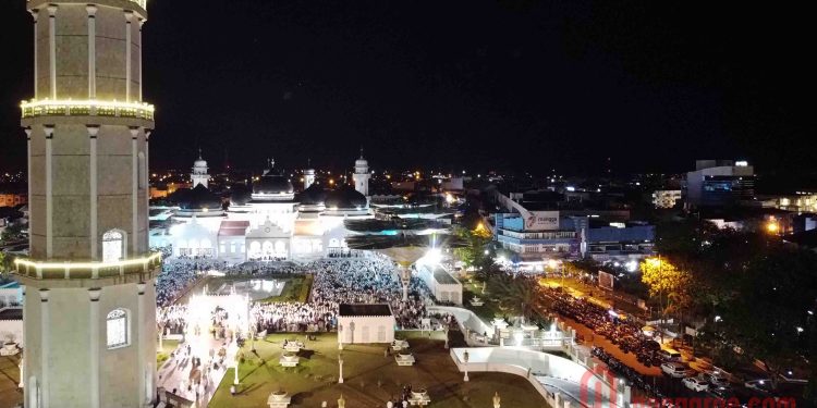 Shalat Tarawih Malam Pertama  Masjid Raya Baiturrahman Membludak