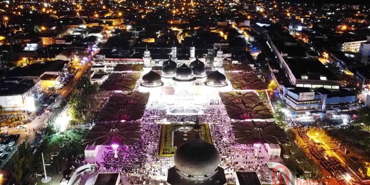 Shalat Tarawih Malam Pertama  Masjid Raya Baiturrahman Membludak