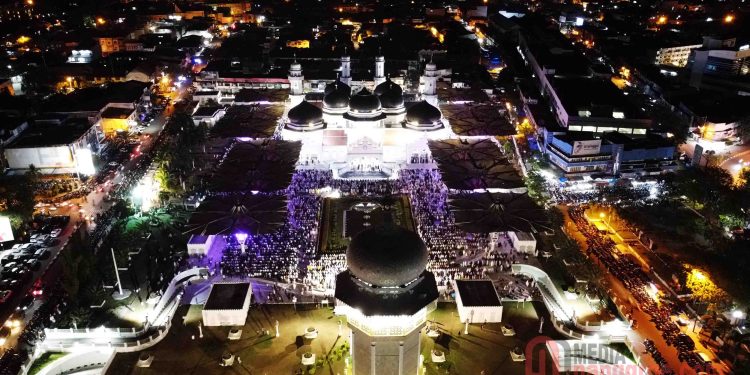 Shalat Tarawih Malam Pertama  Masjid Raya Baiturrahman Membludak