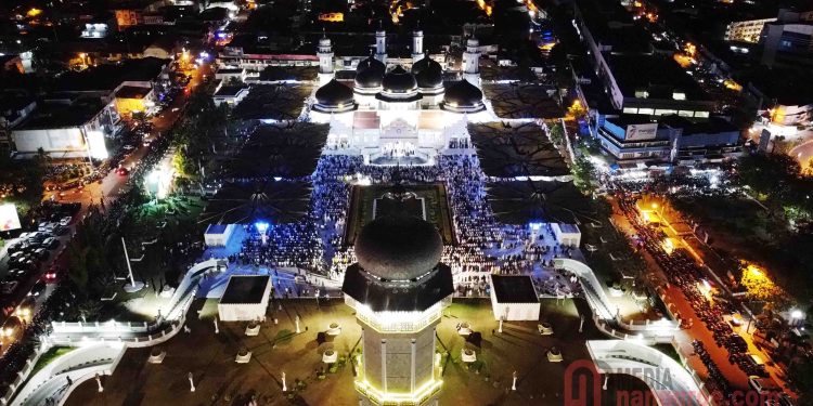 Shalat Tarawih Malam Pertama  Masjid Raya Baiturrahman Membludak