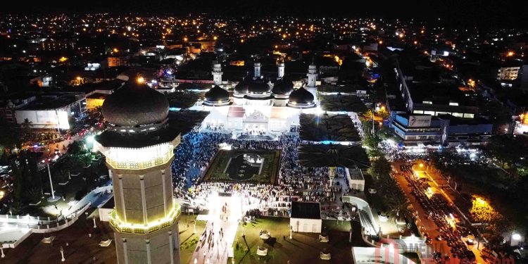 Shalat Tarawih Malam Pertama  Masjid Raya Baiturrahman Membludak