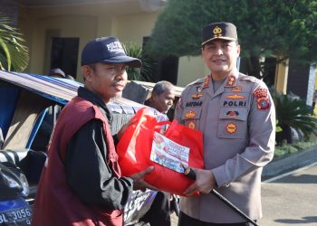 Kapolda Aceh Serahkan Bansos untuk Petugas Kebersihan dan Tukang Becak