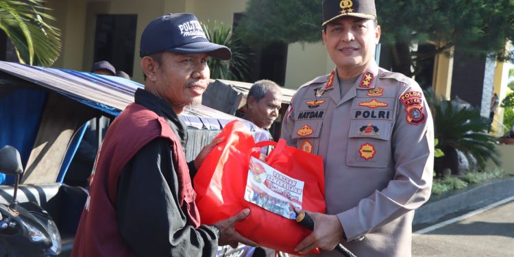 Kapolda Aceh Serahkan Bansos untuk Petugas Kebersihan dan Tukang Becak