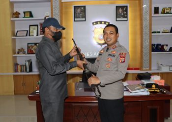 Kapolres Aceh Tamiang Terima Sepucuk Senjata Peninggalan Konflik