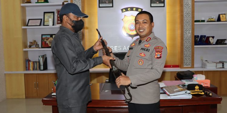 Kapolres Aceh Tamiang Terima Sepucuk Senjata Peninggalan Konflik
