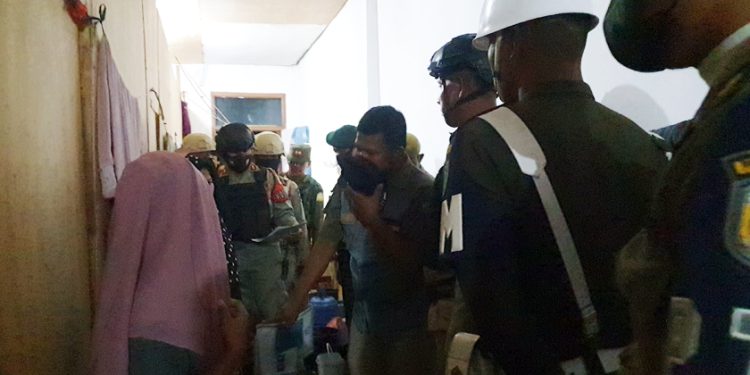 Satpol PP dan WH Aceh Ciduk 10 Pasangan di Ruko Berkedok Penginapan