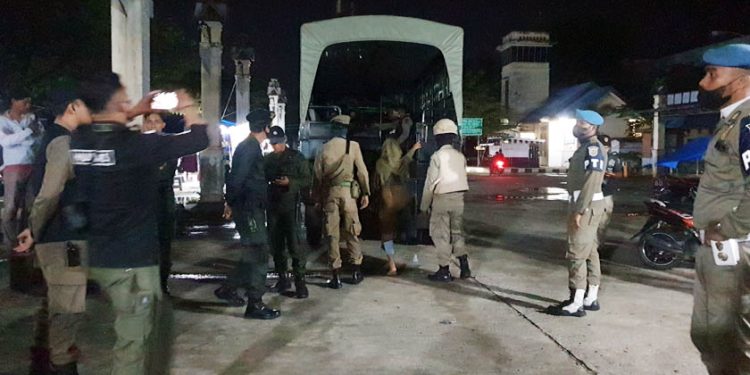 Satpol PP dan WH Aceh Ciduk 10 Pasangan di Ruko Berkedok Penginapan