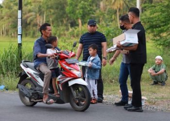 Pj Bupati Aceh Besar Bagi-Bagi Takjil di Montasik