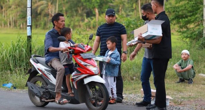 Pj Bupati Aceh Besar Bagi-Bagi Takjil di Montasik