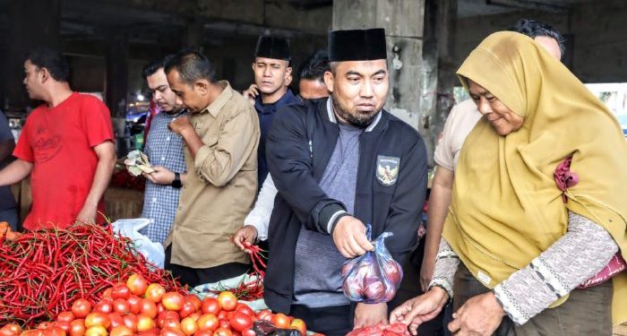 Selain Harga, Pj Bupati Aceh Besar Juga Pantau Ketersediaan Sembako di Pasar Induk Lambaro