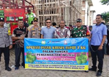 Masyarakat Darul Imarah Berebut Antrian Operasi Pasar Elpiji 3 Kg di Masjid Al-Faizin