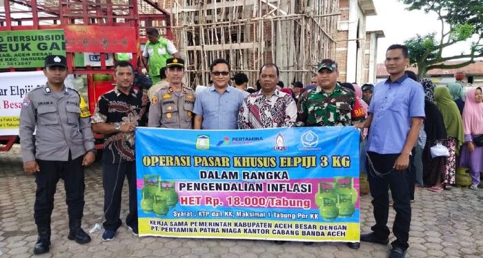 Masyarakat Darul Imarah Berebut Antrian Operasi Pasar Elpiji 3 Kg di Masjid Al-Faizin