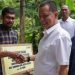 Penjabat Gubernur Serahkan Bantuan Pakan Kepada Kelompok Tani Ayam Petelur di Aceh Selatan