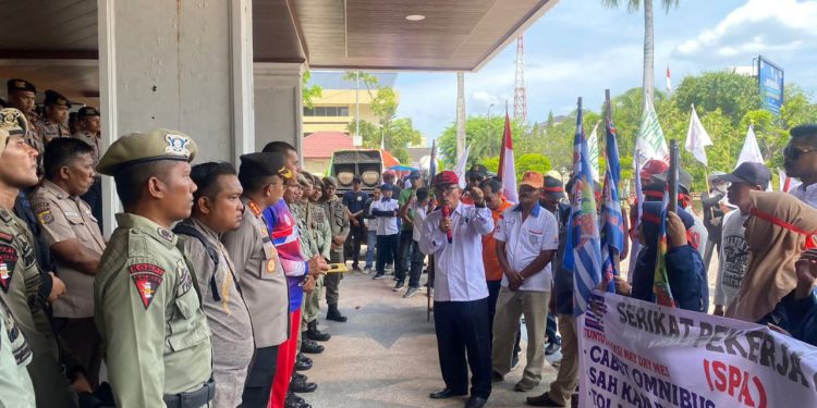 Polisi Bersama Satpol PP – WH Aceh Amankan Peringatan Hari Buruh Nasional di Aceh