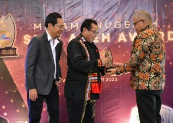 Sekda Aceh Dianugerahi Award Birokrat Berintegritas dan Berintegrasi oleh SMSI