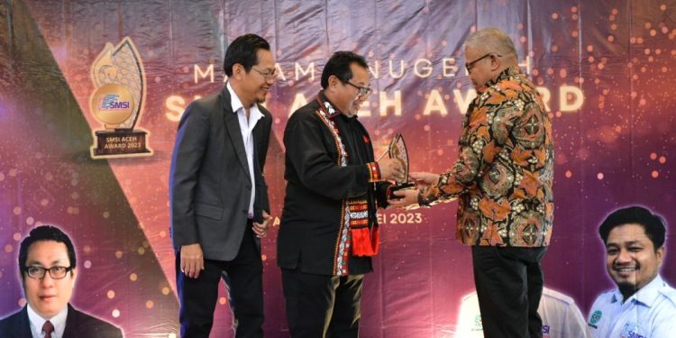 Sekda Aceh Dianugerahi Award Birokrat Berintegritas dan Berintegrasi oleh SMSI