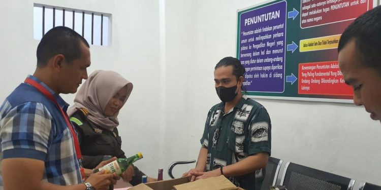 Berkas Perkara Lengkap, Polisi Serahkan Tersangka Penyedia Miras di Banda Aceh ke Jaksa