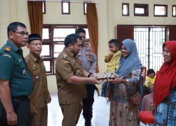 Cegah Stunting, Pj Bupati Aceh Besar Bagikan Telur untuk Balita