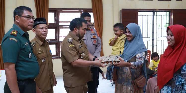 Cegah Stunting, Pj Bupati Aceh Besar Bagikan Telur untuk Balita