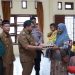 Cegah Stunting, Pj Bupati Aceh Besar Bagikan Telur untuk Balita