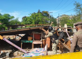 Petugas Bongkar Bagunan Tanpa Izin  di Lahan Milik Pemerintah Aceh