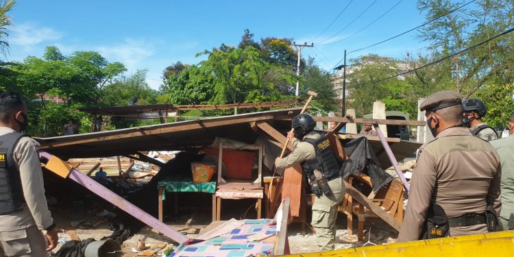 Petugas Bongkar Bagunan Tanpa Izin  di Lahan Milik Pemerintah Aceh