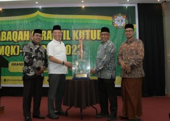 Penjabat Gubernur Aceh Tutup MQK se-Aceh, Serahkan Piala Juara Umum untuk Aceh Besar