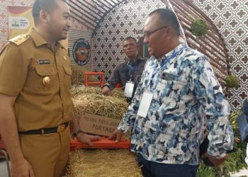 Wagub Sumbar Tertarik dengan Mesin Press Jerami Portabel di stand Aceh