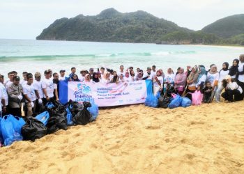 Pj Bupati Aceh Besar Apresiasi Aksi Bersih Pantai Program PT Pelindo Multi Terminal di Lampuuk