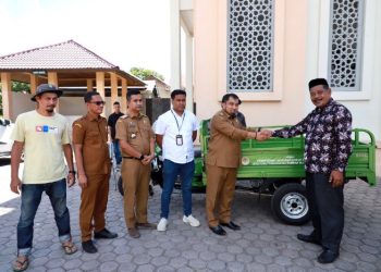 Pj Bupati Aceh Besar Serahkan Motor Viar untuk Gampong Lubok Batee