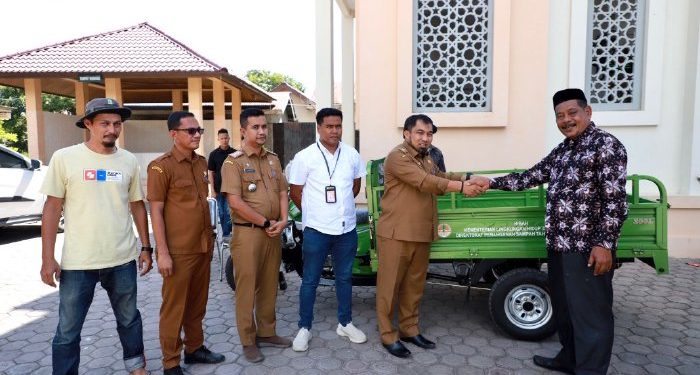 Pj Bupati Aceh Besar Serahkan Motor Viar untuk Gampong Lubok Batee