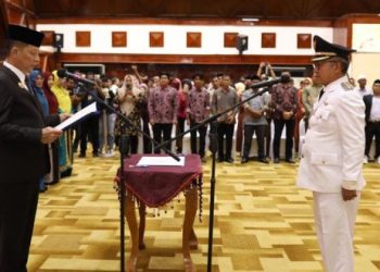 Achmad Marzuki Lantik Pj Bupati Aceh Singkil dan Serahkan SK Perpanjangan Masa Jabatan Pj Bupati Simeulue