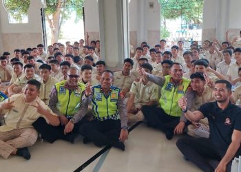 Cara Unik Dirlantas Polda Aceh Sampaikan Pesan Kamseltibcar Lantas kepada Pelajar
