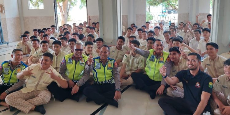 Cara Unik Dirlantas Polda Aceh Sampaikan Pesan Kamseltibcar Lantas kepada Pelajar