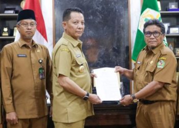 Penjabat Gubernur Aceh Serahkan SK Perpanjangan Masa Jabatan Wahyudi dan Nurdin