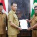 Penjabat Gubernur Aceh Serahkan SK Perpanjangan Masa Jabatan Wahyudi dan Nurdin