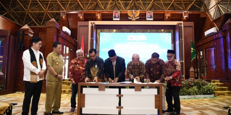 Gubernur Hadiri Pengukuhan Susunan Organisasi Kadin Aceh