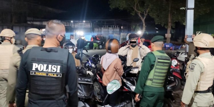 Tindak Lanjut SE Gubernur, Satpol PP dan WH Aceh Bubarkan Perempuan Nongkrong di Warkop Tengah Malam