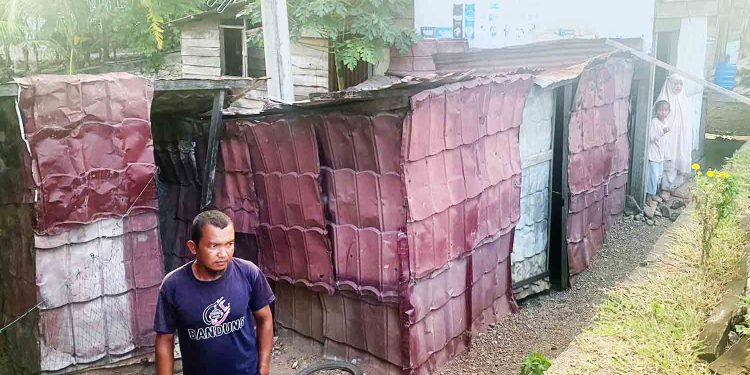 Satu Keluarga Asal Gampong Lambaro Bertahan Hidup di Rumah Tak Layak Huni dan Membutuhkan Bantuan Pemerintah