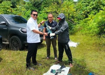 Warga Pidie Serahkan Dua Pucuk Senjata M-16 Sisa Konplik Ke Polisi