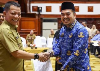 Penjabat Gubernur Serahkan Serentak Secara Digital 3.360 SK Pensiun dan Naik Pangkat PNS Se-Aceh